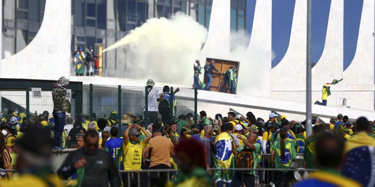 PF cumpre 3 mandados de prisão em operação contra atos terroristas