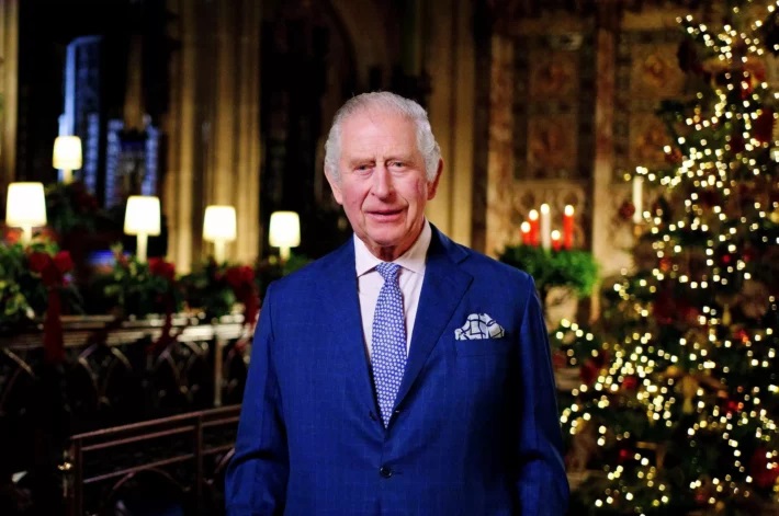 GAFE HISTÓRICA NA INGLATERRA: EMISSORA DE RÁDIO BRITÂNICA ANUNCIA ERRONEAMENTE O FALECIMENTO DO REI CHARLES III AO VIVO