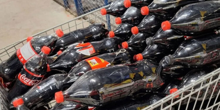 PROMOÇÃO DA COCA-COLA PROVOCA ONDA DE FURTOS DE RÓTULOS E PREJUÍZOS EM SUPERMERCADOS PELO BRASIL