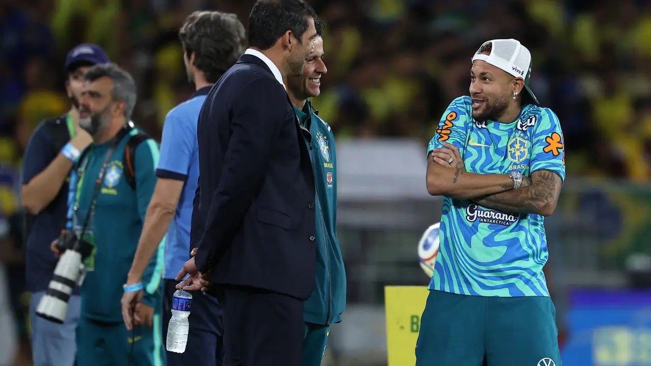 LEITURA LABIAL FLAGRA DETALHES DE CONVERSA ENTRE NEYMAR E PRESIDENTE DA CBF SAMIR XAUD NO GRAMADO DO MARACANÃ