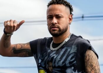 NEYMAR JR. DESEMBARCA NOS ESTADOS UNIDOS COM RELÓGIO EXCLUSIVO MILIONÁRIO E ESPANTA CRÍTICOS ÀS VÉSPERAS DA COPA DO MUNDO