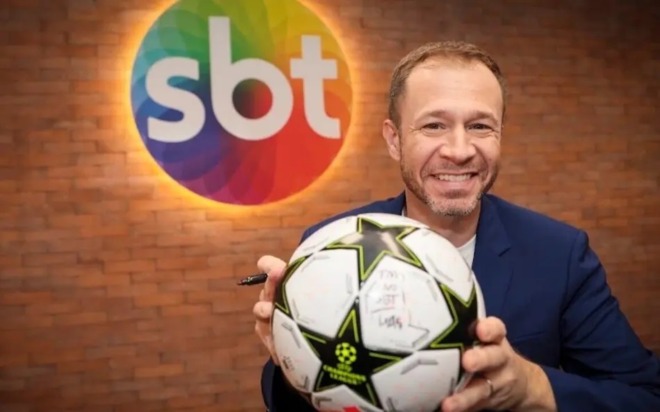 TIAGO LEIFERT REBATE CRÍTICAS E REVELA REALIZAÇÃO DE SONHO COMO NARRADOR NO SBT