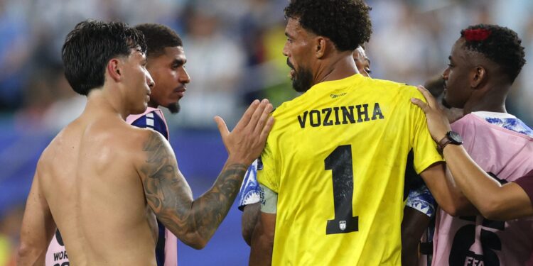 CONMEBOL PROÍBE ATLETA DE UTILIZAR NOME INFORMAL EM UNIFORME DE FUTEBOL