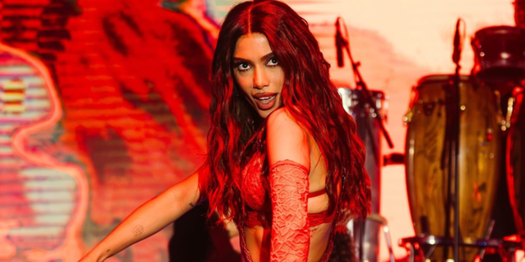 ANITTA SUSPENDE VENDA DE ÁLCOOL EM SUA TURNÊ PARA PROMOVER PRÁTICAS DE BEM-ESTAR