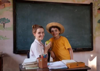 DÉBORA FALABELLA RETORNA AO PAPEL DE PROFESSORA MAROCAS EM SEQUÊNCIA DE CHICO BENTO