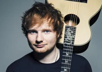 CANTOR ED SHEERAN REALIZA SHOW PRIVADO SURPRESA PARA JOGADORES DA SELEÇÃO DA INGLATERRA NA COPA DO MUNDO