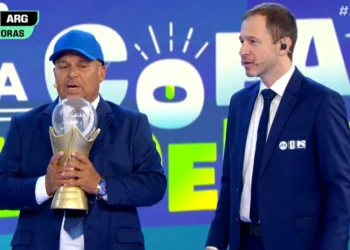 TIAGO LEIFERT PEDE COMPRA DE DIREITOS DA COPA DE 2030 APÓS PREVISÃO DE VIDENTE NO SBT