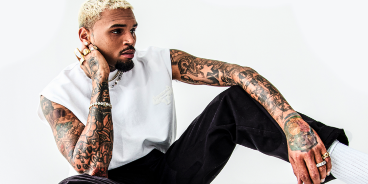 CHRIS BROWN CONFESSA AGRESSÃO EM BOATE E ENFRENTA CONDENAÇÃO NO REINO UNIDO