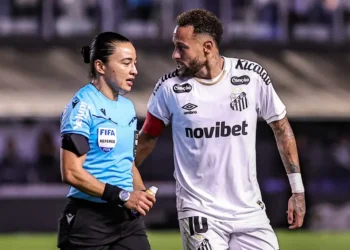 LEITURA LABIAL APONTA OFENSAS DE NEYMAR JR. À ÁRBITRA EDINA ALVES EM JOGO DO SANTOS
