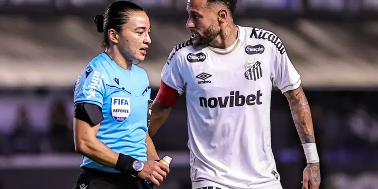 LEITURA LABIAL APONTA OFENSAS DE NEYMAR JR. À ÁRBITRA EDINA ALVES EM JOGO DO SANTOS