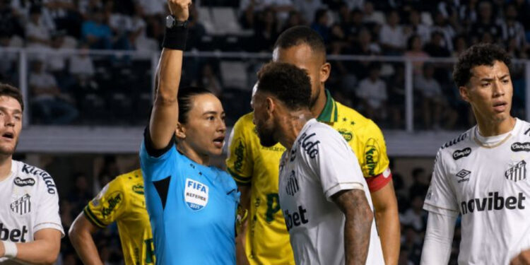 NEYMAR JR PODE SOFRER PUNÇÃO NO STJD POR SUPOSTAS OFENSAS A ÁRBITRA EDINA ALVES