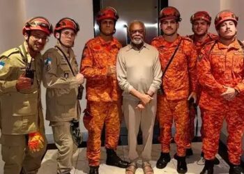 GILBERTO GIL É RESGATADO PELO CORPO DE BOMBEIROS APÓS FICAR PRESO EM ELEVADOR