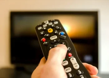 EMISSORAS DE TV SE UNEM E EXIGEM BOTÃO DEDICADO À TV ABERTA NOS CONTROLES DE SMART TVS