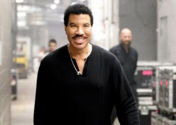 CANTOR LIONEL RICHIE RECEBE ALTA HOSPITALAR APÓS TRÊS DIAS DE INTERNAÇÃO NOS ESTADOS UNIDOS