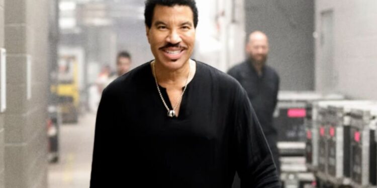 CANTOR LIONEL RICHIE RECEBE ALTA HOSPITALAR APÓS TRÊS DIAS DE INTERNAÇÃO NOS ESTADOS UNIDOS