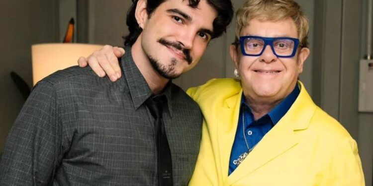 JÃO SE ENCONTRA COM ELTON JOHN NOS BASTIDORES DO ROCK IN RIO E RECEBE ELOGIO DO ÍDOLO