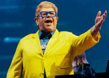 TV GLOBO TRANSMITE APRESENTAÇÃO DE ELTON JOHN NO ROCK IN RIO COM RETARDAÇÃO DE 30 MINUTOS POR EXIGÊNCIA DO ARTISTA